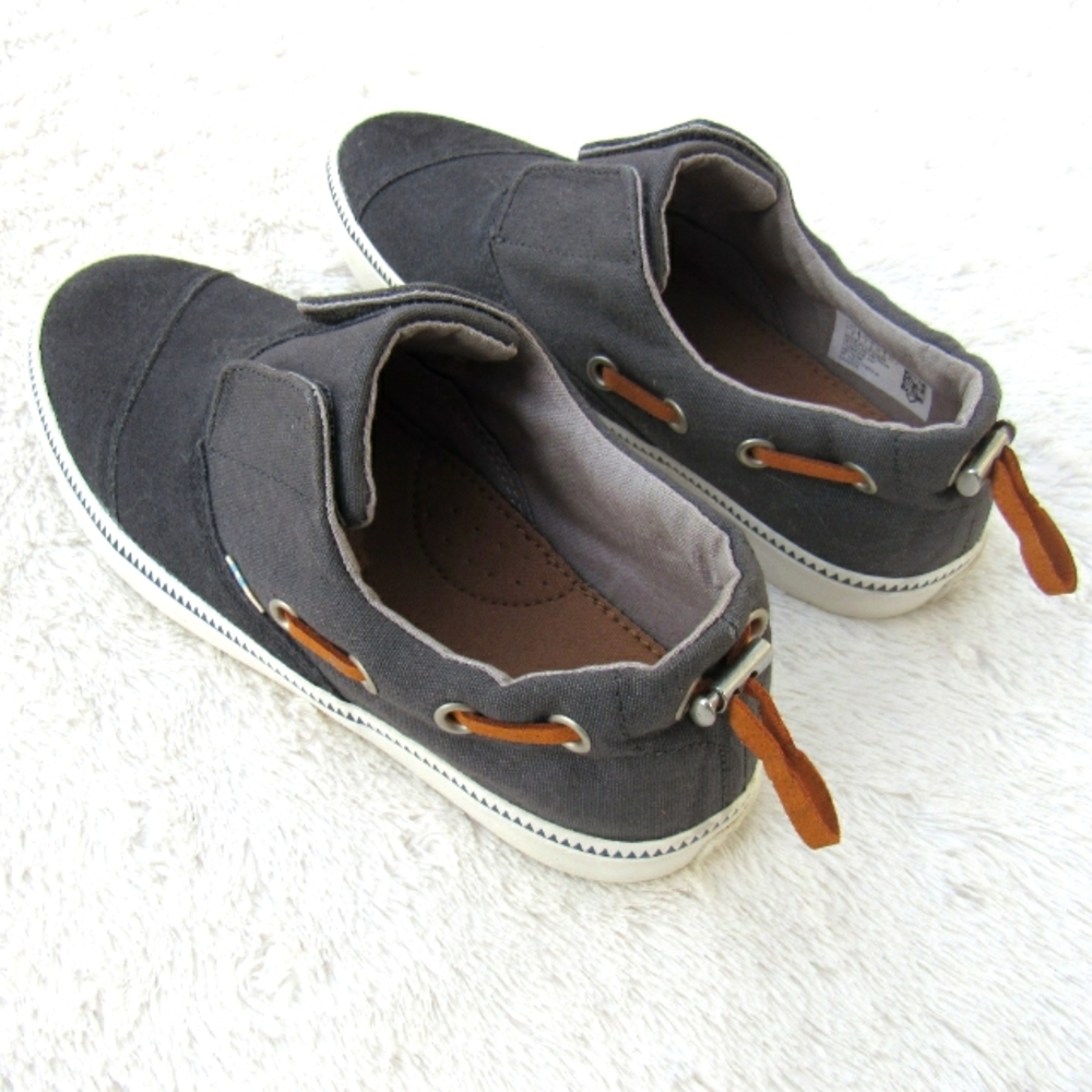 NWOT Toms shoes size 4